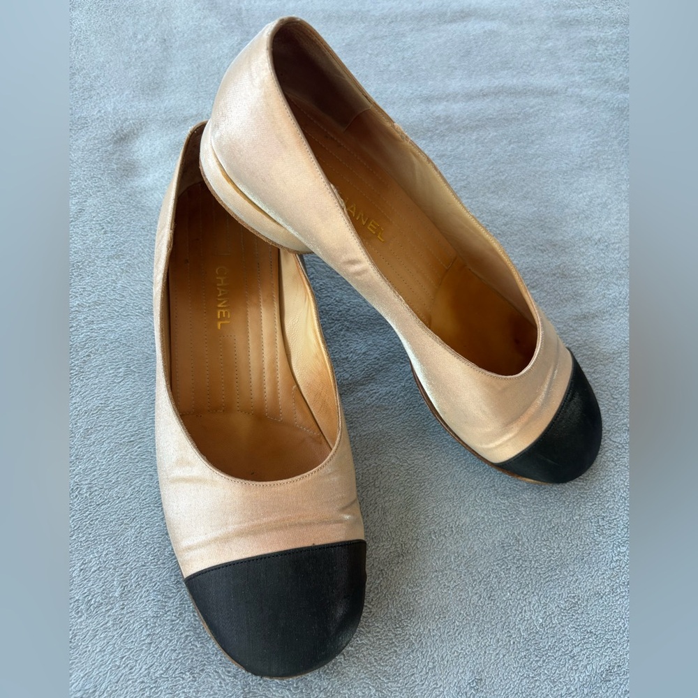 CHANEL Women's Beige and Black Ballet Flats 38 2001